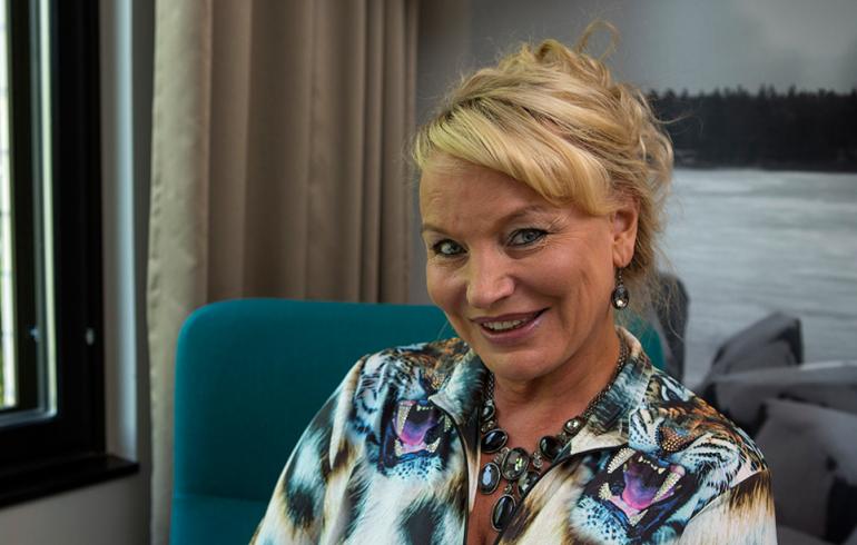BB-Armi pornoili sEXHIBITION-bileissä: aikamoinen rintavarustus!