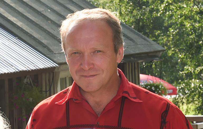 Kansanedustaja Teuvo Hakkarainen virallisti suhteensa 17-vuotiaan kanssa!