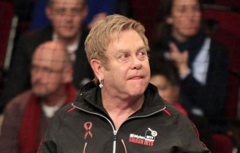 Hupsistakeikkaa! Elton Johnin nolo pyllähdys tennispelissä taltioitui kameralle!