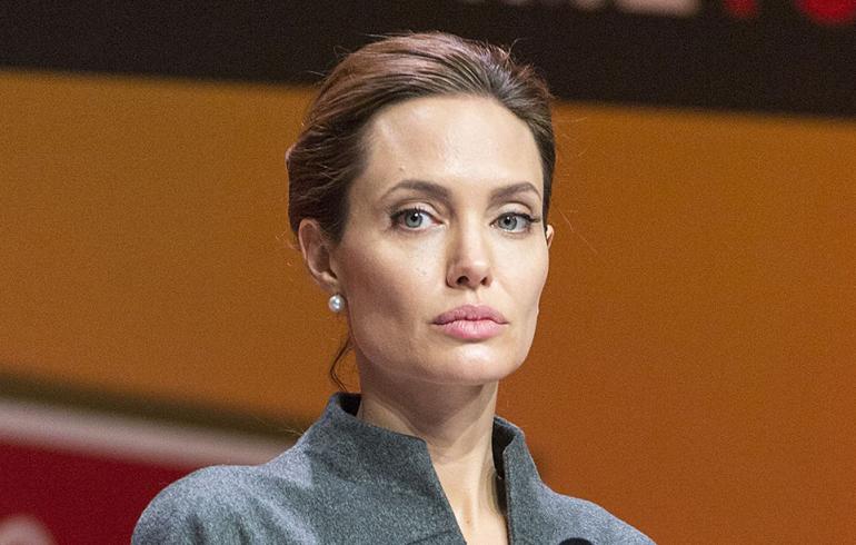 Angelina Jolie vaihtoi maisemaa: elokuvan ensi-illasta pakolaisleirille!