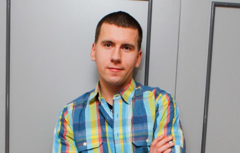 Poliitikko Sebastian Tynkkynen juhli homobaarissa: tanssi miehen kanssa!
