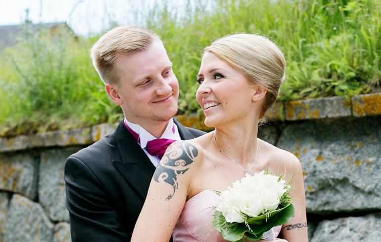 Näillä kuvilla Ensitreffit alttarilla -sulho hakee seuraa Tinderissä!
