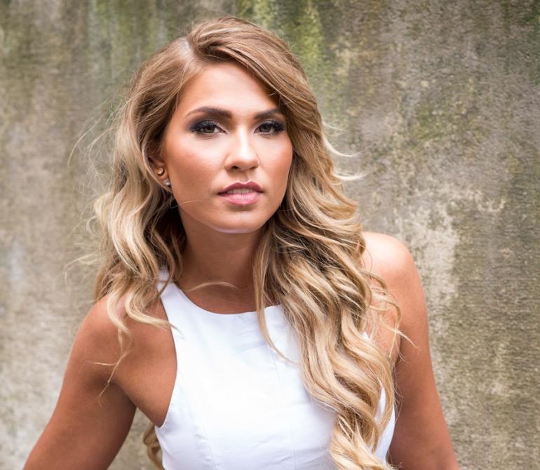 Miss Suomi Rosa-Maria julkaisi meikittömän bikinikuvan – wau, mikä rusketus!