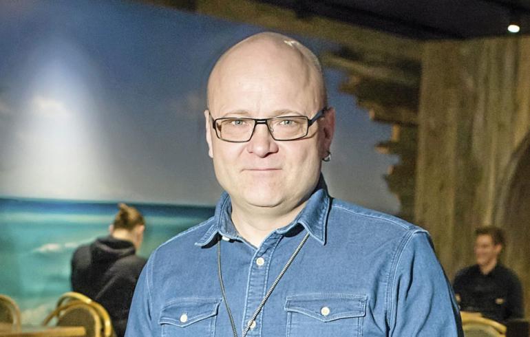 Kuva: Selostaja Tapio Suominen riehui sporttibaarin edustalla - poliisi vei mukanaan!