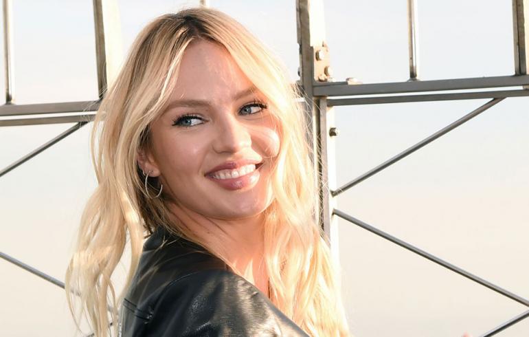 Victoria's Secret -kaunotar uhkeassa raskauskuvassa - yllä vain avonainen kimono!