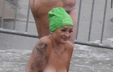 Näin alaston säätyttö pulahti naku-uinnille: yllä vain pipo - kuvat!