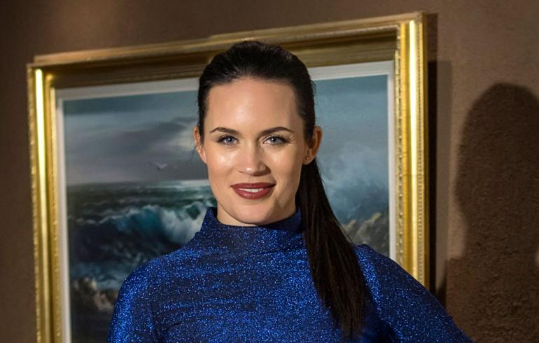 Martina Aitolehden hulvaton muutto: muuttomies suojautui kypärällä – kuva!