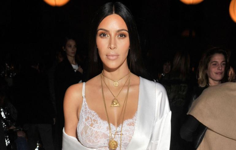 Lehtiväite: Kim Kardashian syyttää ryöstöstä itseään!