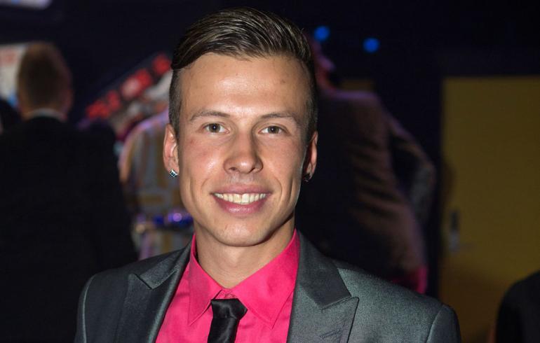 Antti Kurhinen saa hieroa vaginoita hiki hatussa – kuukausitulot alle 200 euroa!