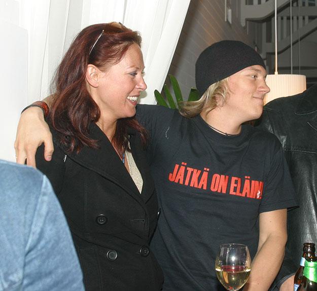 Roope Salminen Teki Laulun Syoksykierteeseen Joutuneelle Aidilleen