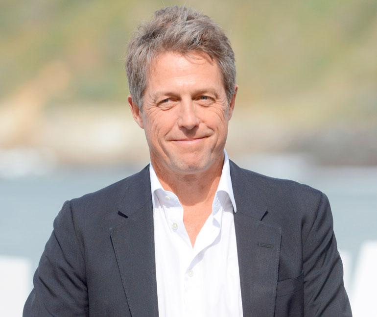 Hugh Grant, 56, on harvoja tähtiä, jotka kävivät koulunsa loppuun. Hugh hyödynsi kirjallisuusopintojaan työnhaussa. Alkuun hän julkaisi kirja-arvosteluja ja rohkaistui sitten kirjoittamaan sketsejä. Vieläkään eivät ovet avautuneet filmiteollisuuteen, joten Hugh lainasi ääntään radiomainoksiin.