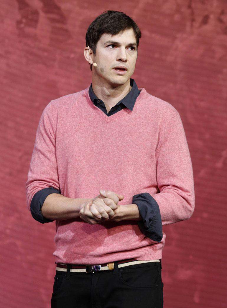 Näyttelijä Ashton Kutcher, 38, valmistautui vuoden 2013 Jobs-elokuvaan hedelmädieetillä. Kuukauden ajan Ashton sai popsia ainoastaan hedelmiä. – Päädyin sairaalaan kaksi päivää ennen kuvausten alkua. Haima-arvoni olivat ihan pielessä, Ashton kuvaili dieettikokemustaan.