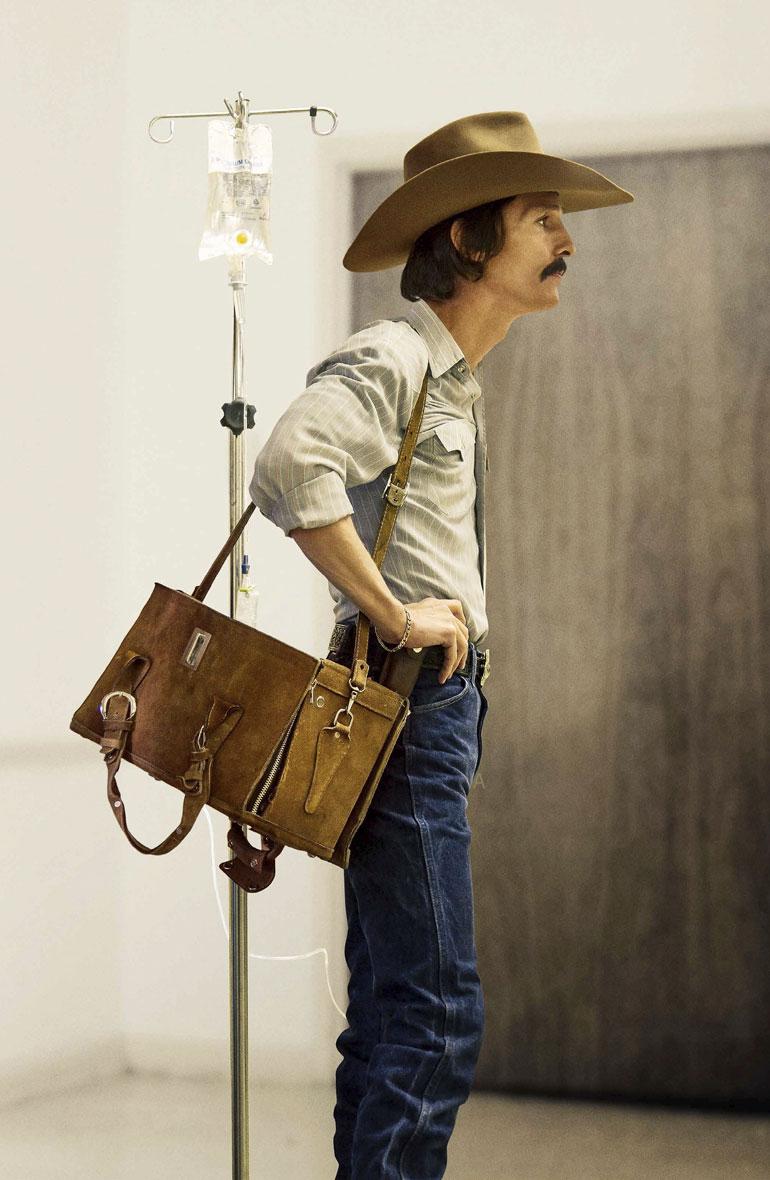 Näyttelijä Matthew McConaughey, 47, koki rajun muodonmuutoksen ennen Dallas Buyers Club -elokuvan kuvauksia. Saadakseen ulkonäkönsä hauraan ja nälkiintyneen näköiseksi Matthew eli kuukausia erakkona sisätiloissa ja söi päivittäin ainoastaan pienen annoksen kalaa, kupillisen vihanneksia ja tapiokavanukasta.