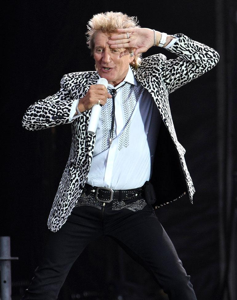 Grammy-palkittu muusikko Rod Stewart, 71, ei suinkaan syntynyt tähdeksi. Rod keskeytti koulunkäynnin 15-vuotiaana ja teki teinivuosina monenlaisia hanttihommia elääkseen. Ennen menestystarinaansa Rod työskenteli muun muassa silkkipainossa ja haudankaivajana. Futisfani yritti myös päästä pelaajaksi Englannin mestaruussarjaan, mutta pelisopimus jäi saamatta.