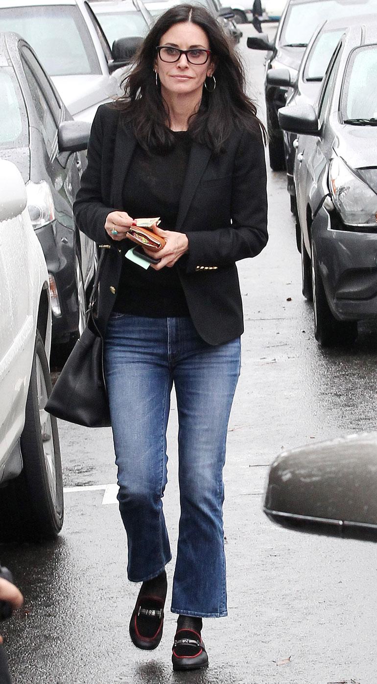 Courteney Cox, 52, viipotti Los Angelesissa trendikkäässä lookissa.
