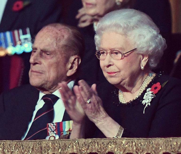 Ison-Britannian hallitsijapari Elisabet ja Philip viettävät rautahääpäiväänsä. Parin häistä tulee marraskuussa kuluneeksi 70 vuotta.