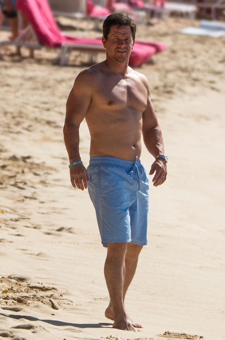 Ted-tähti Mark Wahlberg, 45, nautti aktiivisesta perhelomasta Barbadoksella. Mark, Rhea-vaimo ja heidän lapsensa Ella, 13, Michael, 10, Brendan, 8, ja Grace, 6, eivät loikoilleet hotellin uima-altaalla vaan suuntasivat jahdilla merelle. Lastensa mukaan Mark syö kuin porsas, mutta eivätpä näy ruokatottumukset miehen varrella. Markista on yhä silmäniloksi.