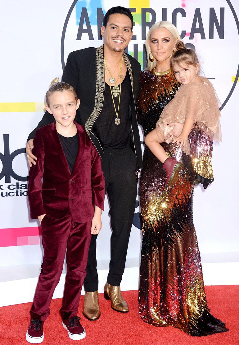 Evan Ross ja Ashlee Simpson perheineen