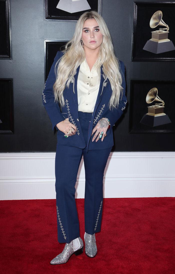 Myös Ke$ha räväytti jakkupuvussa ja erikoisissa glitterkengissä. Asu oli Nudies Rodeo Tailorsin.