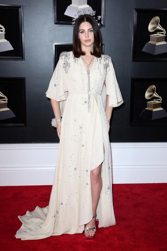 Lana Del Rey pukeutui Guccin valjuun mutta eteeriseen iltapukuun ja ilmeisesti Vapauden patsaalta lainattuun hiuskoristeeseen.