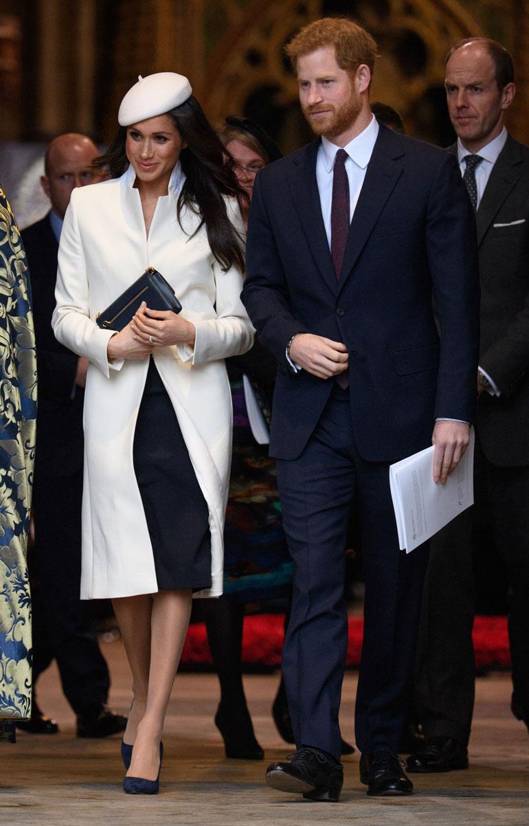 Maanantaina (12.3.) Meghan edusti prinssi Harryn käsipuolessa valkoisessa jakussa.