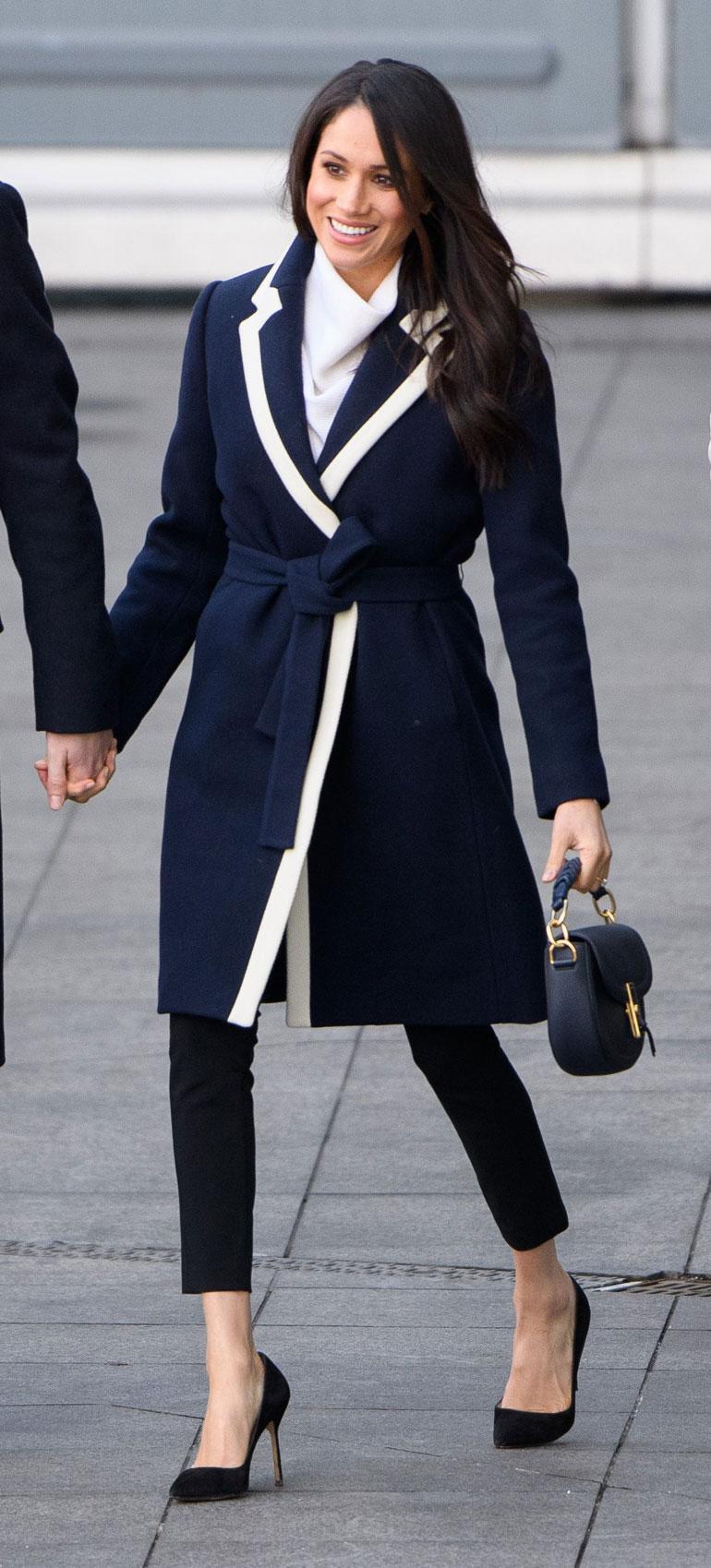 Naistenpäivänä (8.3.) Meghan nähtiin J. Crewn tyylikkäässä sinivalkoisessa villakangastakissa.