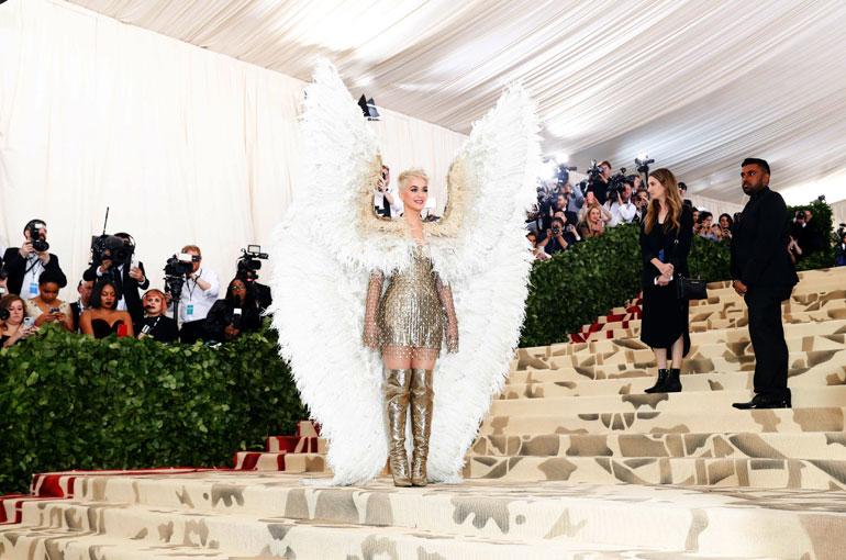 Katy Perryn asu oli Versacen.