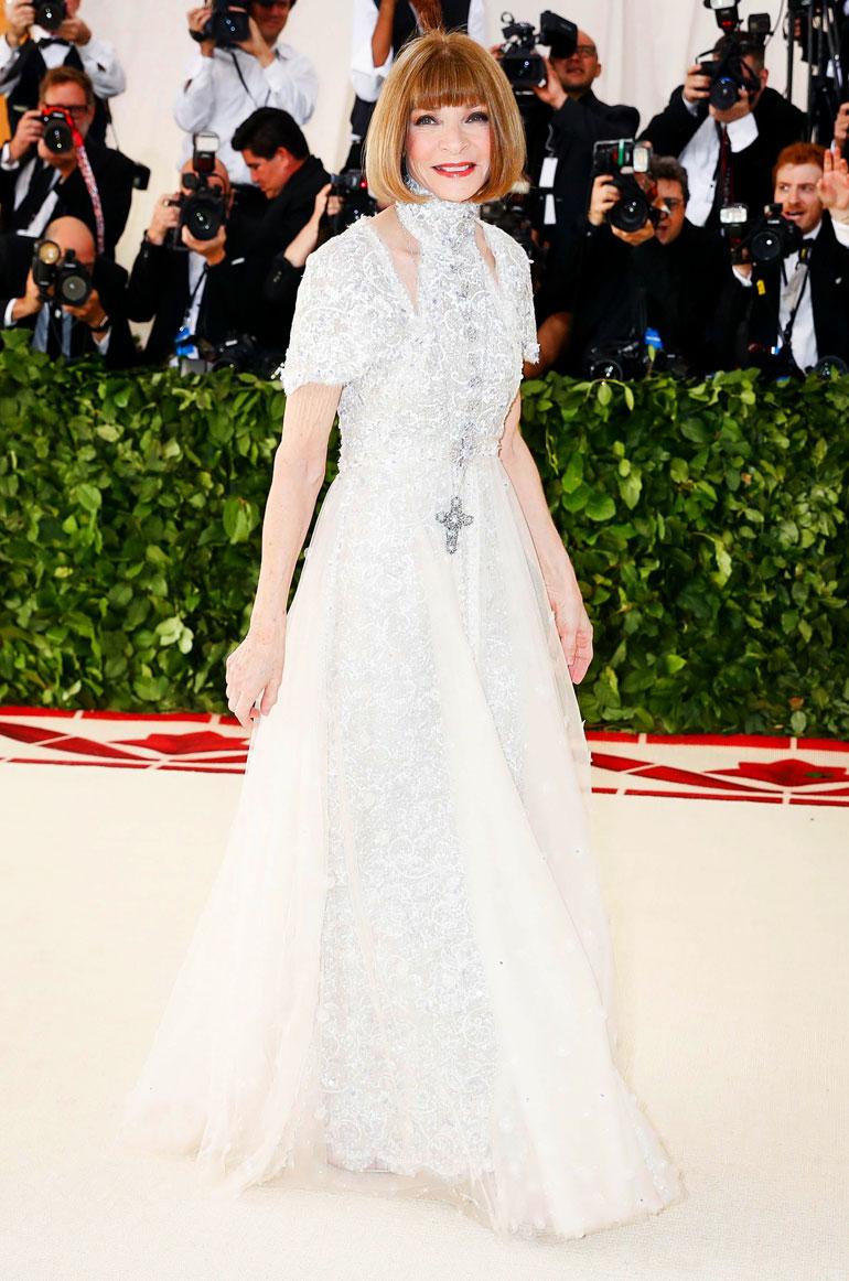 Anna Wintour luotti Chaneliin. Huomaa iso ristikoru.