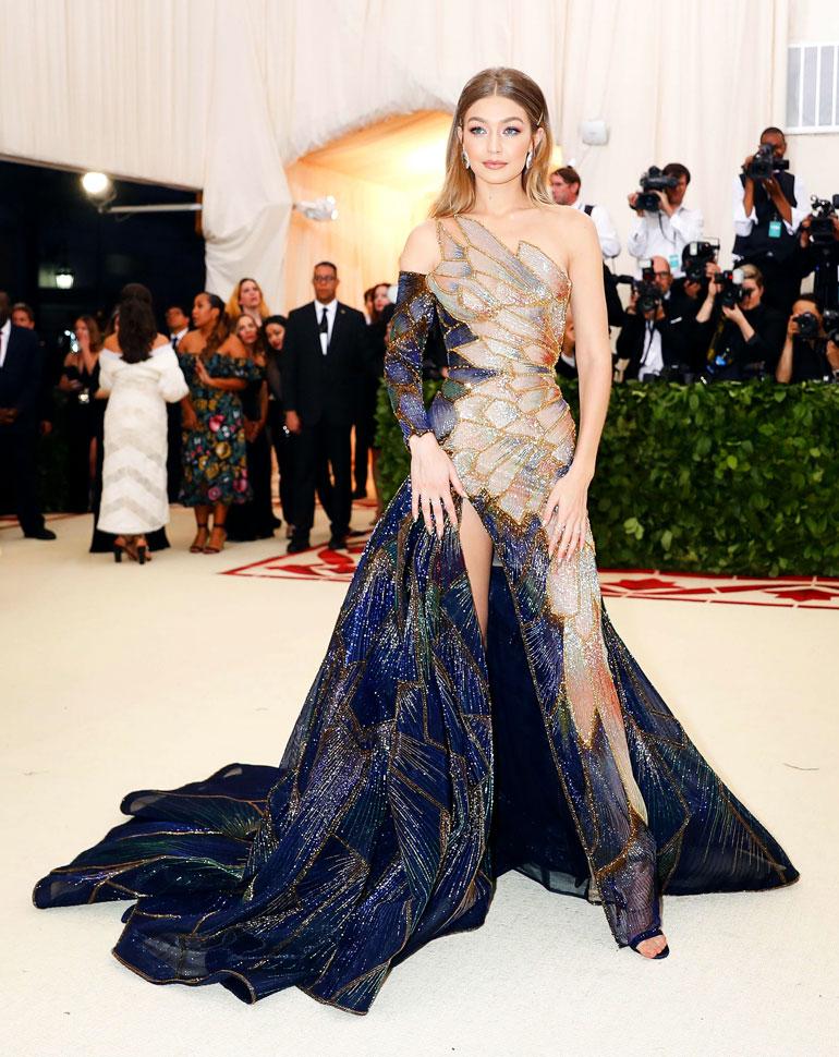 Gigi Hadid luotti monen muun tavoin Versaceen ja näytti upealta.