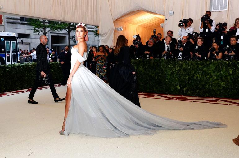 Hailey Baldwin myönsi vihdoin seurustelevansa, ja myös poikaystävä Shawn Mendesillä oli yllään Tommy Hilfigeriä.