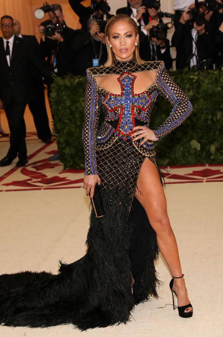 Jennifer Lopez tyylilleen uskollisena räväkässä Balmainissa.