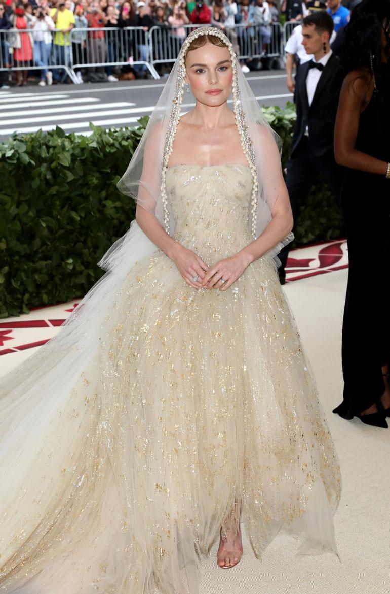 Kate Bosworth oli aivan kuin morsian Oscar de la Rentan asukokonaisuudessa.