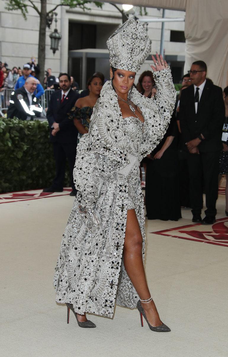 Rihannan paavihenkisen lookin takana oli Maison Margiela.