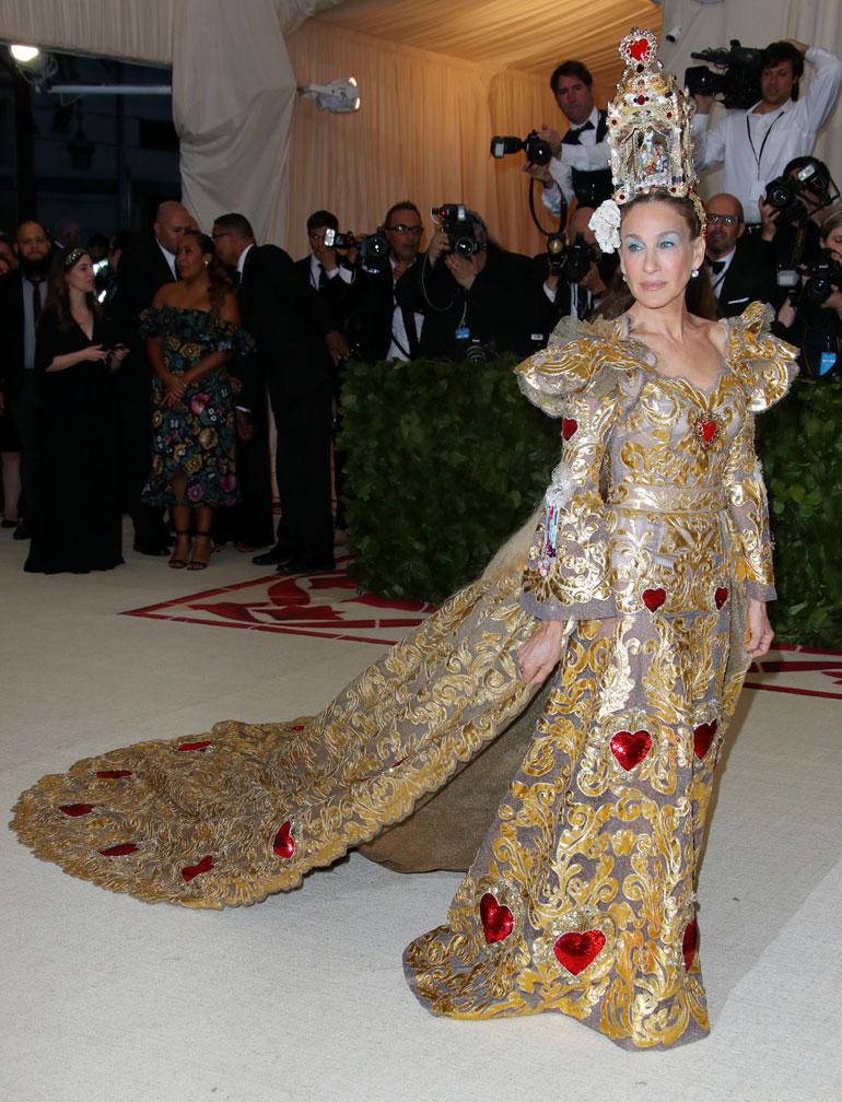 Sarah Jessica Parker oli yksi paavin kopioijista Dolce Gabbanan luomuksessa.