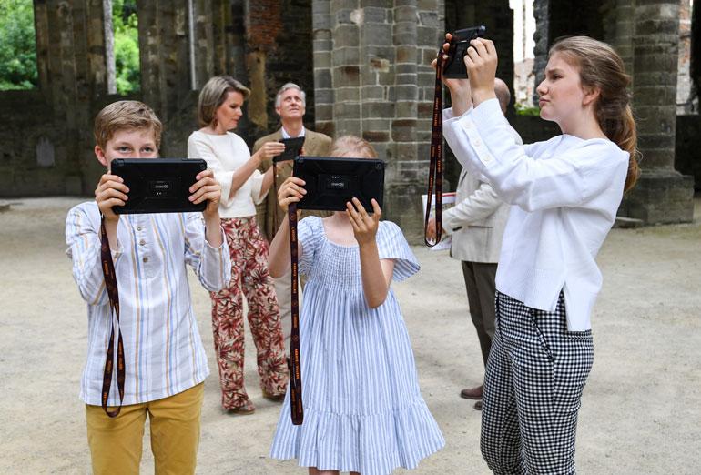 Belgian hallitsijapari Philippe ja Mathilde vei kesälomalla lapsensa, prinsessat Elisabethin, 16, ja Eleonoren, 10, sekä prinssit Gabrielin, 15, ja Emmanuelin, 12, katsomaan Villersin sisterssiläisluostaria. Valokuvaus vaikutti olevan koko perheen intohimo!