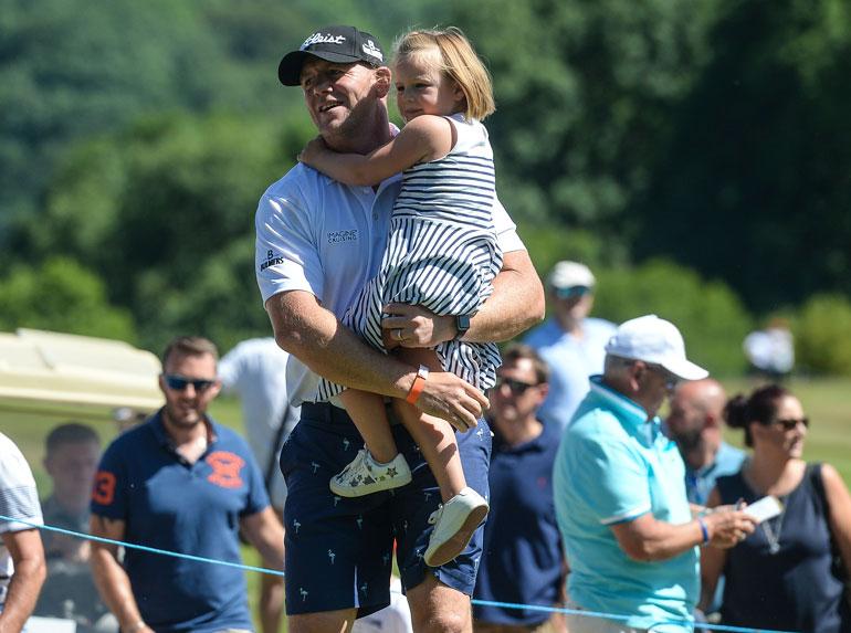 Prinsessa Annen vävypoika Mike Tindall otti esikoistyttärensä, neljävuotiaan Mian mukaansa golfkentälle. Miasta tuli kesäkuussa Lena-vauvan isosisko.