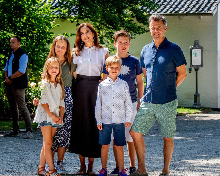Tanskan hovin neljän sisarusparvi prinssit Christian, 12, ja Vincent, 7, sekä prinsessat Isabella, 11, ja Josephine, 7, keskeytti kesälomansa ja poseerasi medialle vanhempiensa, kruununprinssipari Frederikin ja Maryn kanssa Gråstenissa hovin kesälinnassa.