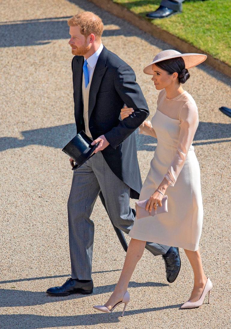 Buckinghamin palatsin puutarhajuhliin Meghan valitsi Goatin leningin, Philip Treacyn hatun, Wilbur ja Gusslen silkkilaukun ja Tamara Mellonin kengät.