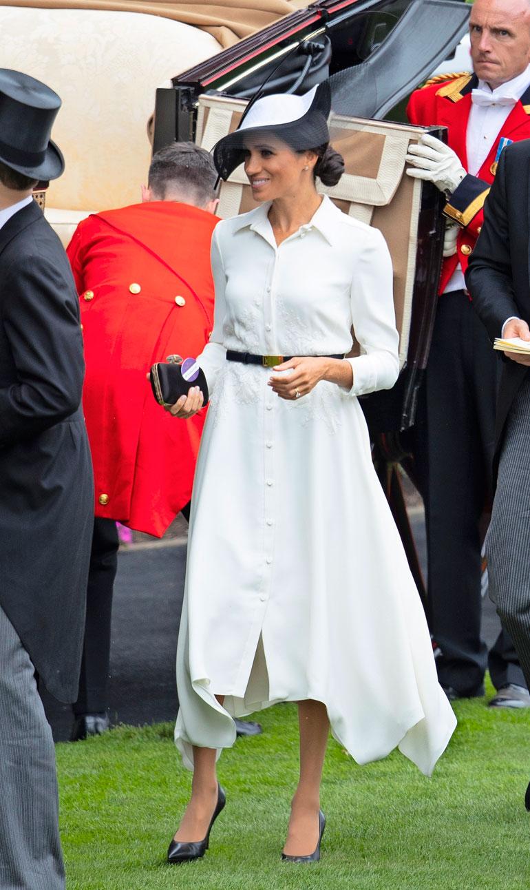 Ascotin laukkakilpailuissa Meghan debytoi Givenchyn paitamekossa. Myös asusteet ovat samalta muotitalolta. Hattu on Philip Treacyn luomus.