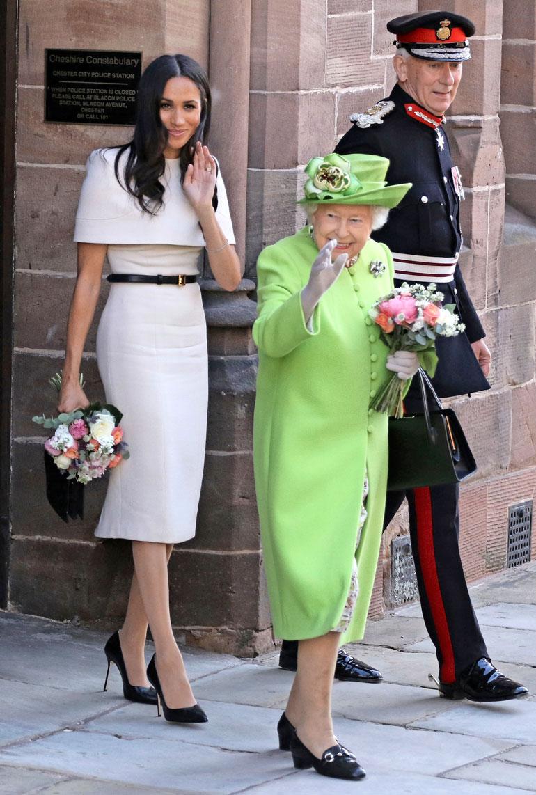 Kuningatar Elisabetin kanssa Meghan edusti Givenchyn mekossa, vyössä ja käsilaukussa sekä Sarah Flintin kengissä.