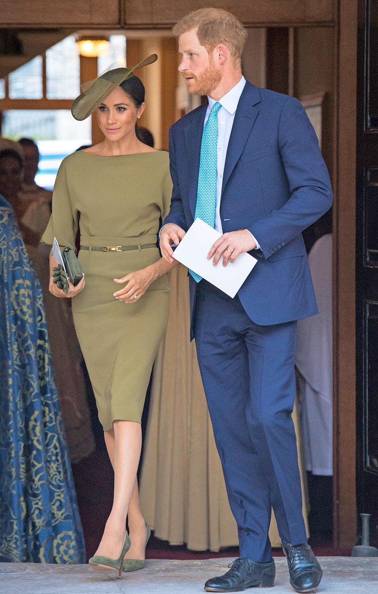 Prinssi Louisin ristiäisiin Meghan osallistui Ralph Laurenin oliivinvihreässä asussa. Lisäksi hänellä oli Mulberryn laukku, Cornelia Jamesin hansikkaat, Manolo Blahnikin kengät ja Stephen Jonesin hattu.