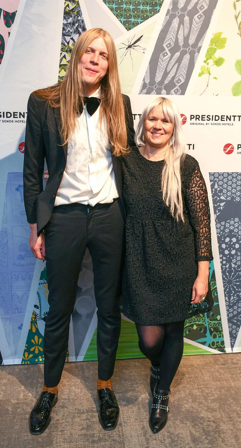 Taiteilija Paola Suhosen käden jälki näkyy uudistetun Presidentin sisustuksessa. Paola saapui avajaisiin yhdessä muusikkorakkaansa Olli Happosen kanssa.