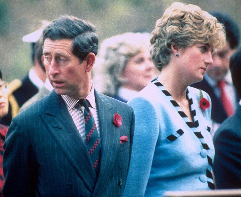 1990-luvun alussa Charlesin ja Dianan avio-ongelmat nousivat lehtien otsikoihin. Lopulta vuonna 1992 he saivat virallisen asumuseron, avioeroon heidät tuomittiin neljä vuotta myöhemmin.