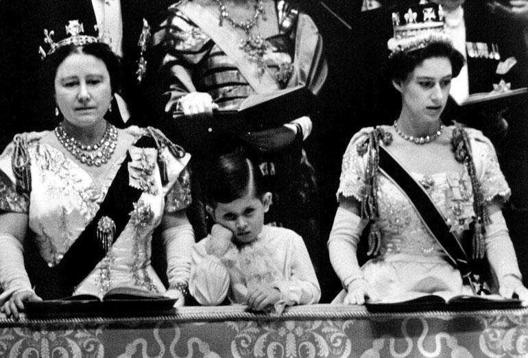 Pikkuprinssi Charles seurasi Elisabet-äitinsä kruunajaisia Westminster Abbeyssä. Pojan vierellä isoäiti, kuningataräiti Elisabet ja täti, prinsessa Margaret.