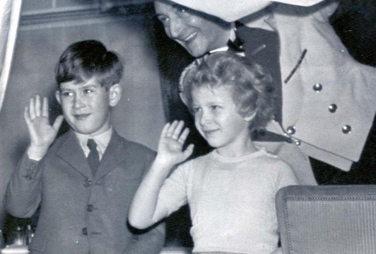 Charles ja pikkusiskonsa, prinsessa Anne kasvoivat läheisiksi. Nuoremmat sisarukset, prinssit Andrew ja Edward syntyivät vasta 1960-luvulla.