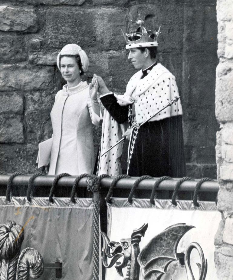 Charles nimettiin Walesin prinssiksi 9-vuotiaana, mutta kruunajaisseremonia pidettiin vasta kesällä 1958 Caernarfonin linnassa.