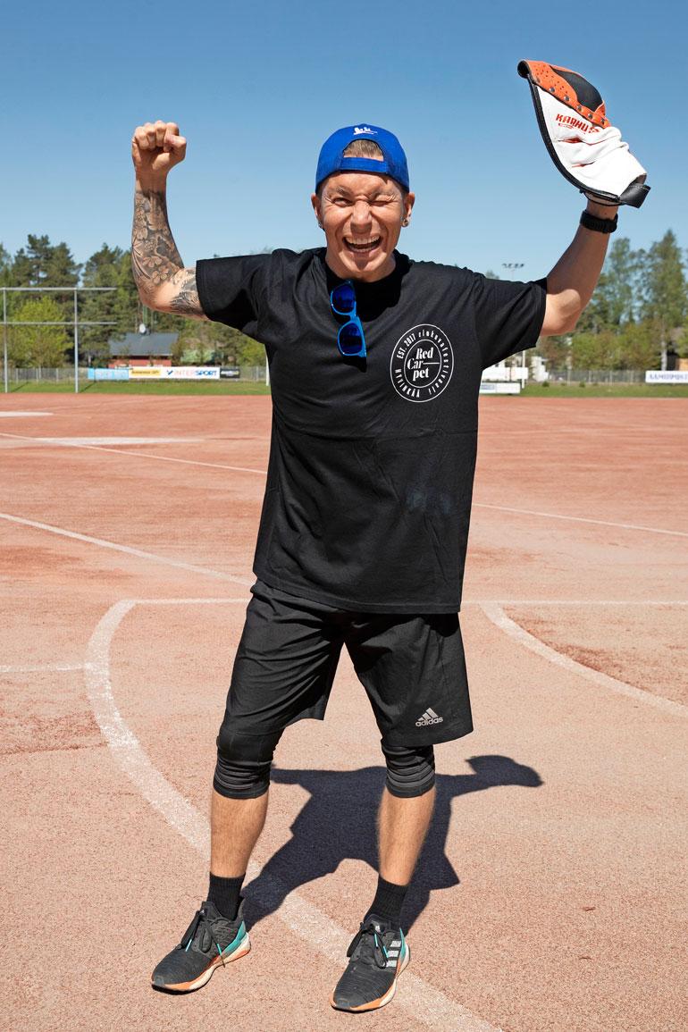 Laulaja Antti Tuisku suorastaan puhkui intoa ja voitontahtoa, kuten uunituoreen liikunnan alan ammattilaisen kuuluukin. Myös joukkue kiitteli!