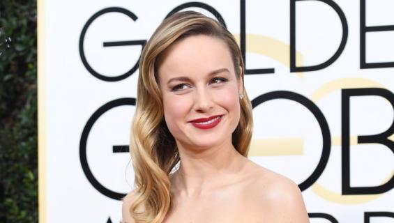 Oscar-voittaja Brie Larson poseeraa Golden Globe -gaalassa