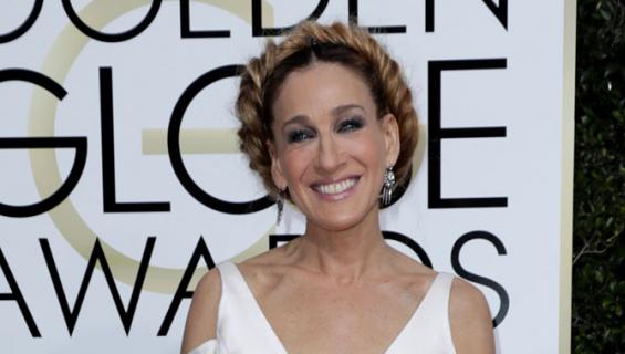 Sarah Jessica Parker poseeraa Golden Globe -palkintogaalassa