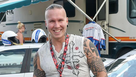 Johnny Kuoppala poseeraa Seiskalle
